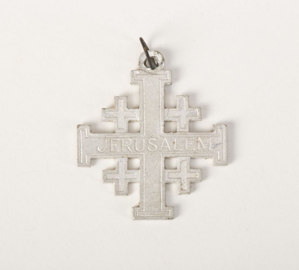 A Jerusalem Cross pendant in Auckland Museum’s collection, catalogued as a First World War-era souvenir. This museum object illustrates the design; it is not a product offered by Bein Harim.