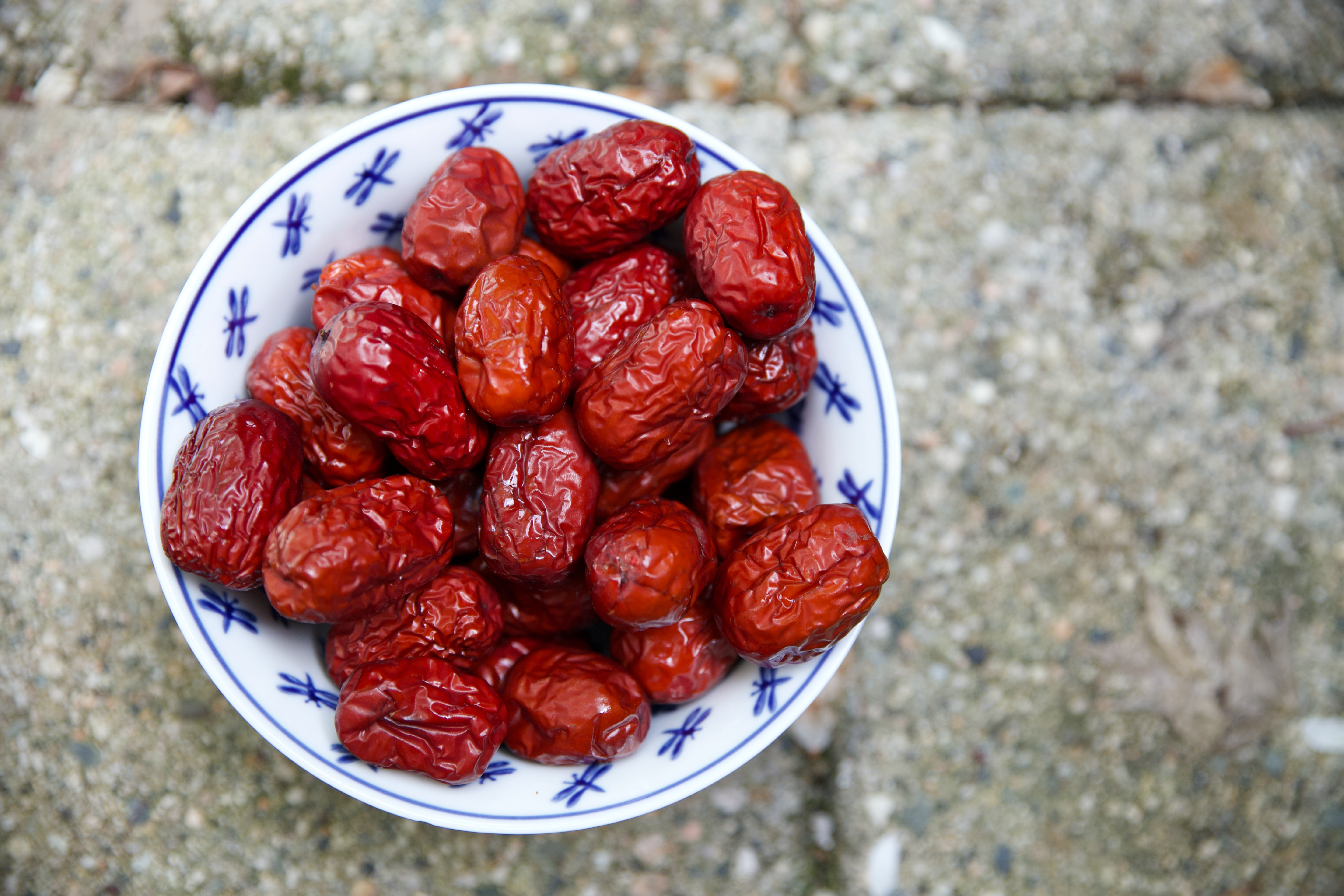  Dates on a plate