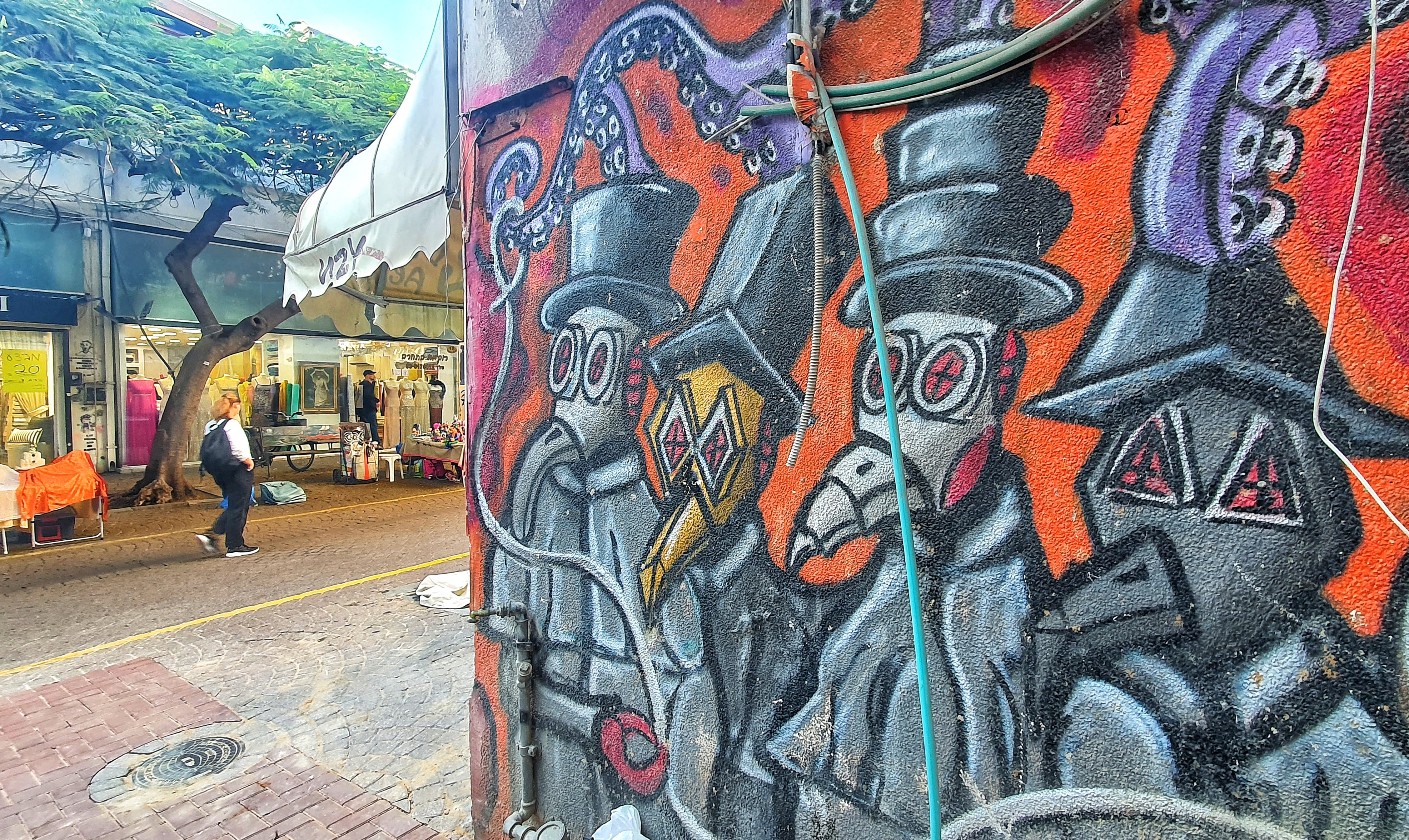 Tel Aviv Graffiti Tour in Nachalat Binyamin | Bein Harim Tours